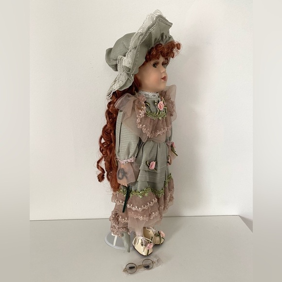 Vintage Porcelain Doll in Victorian Green Dress – Includes Box & Accessories - Picture 4 of 8